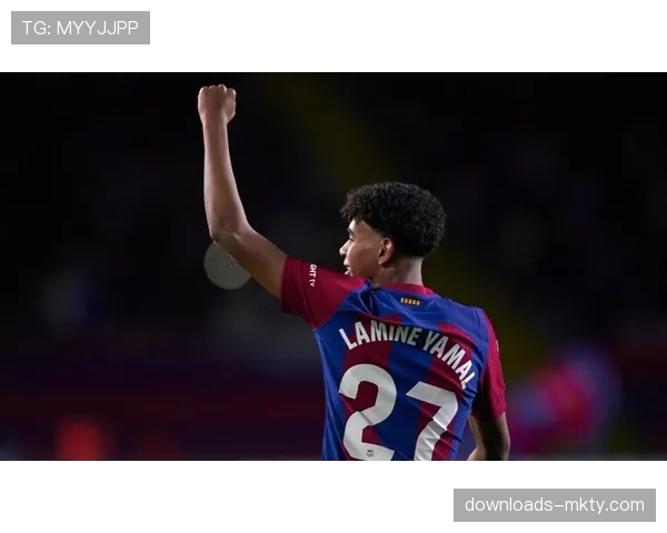 特写瞬间:格拉纳达小将首秀破门后泪洒赛场,队友纷纷上前拥抱。